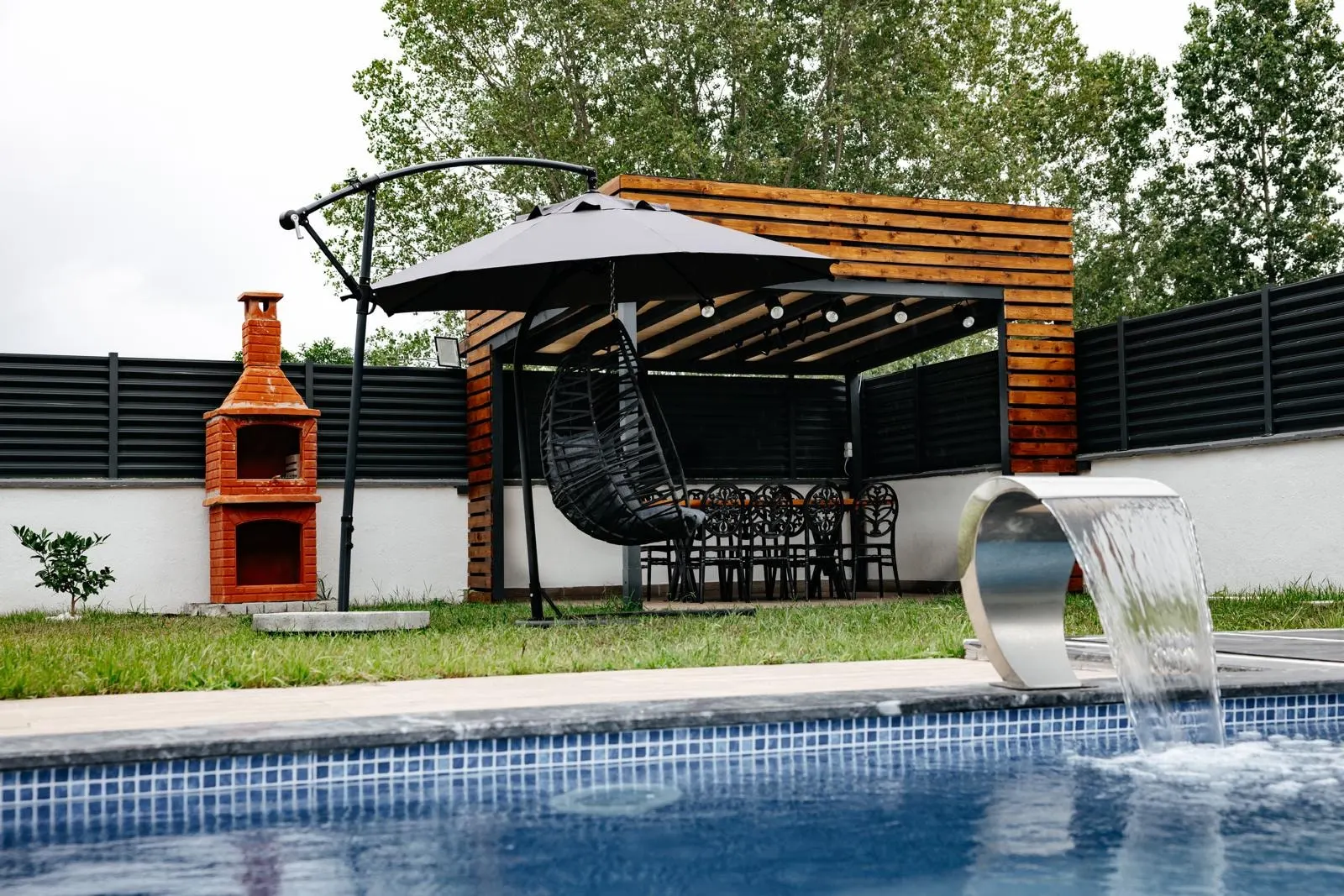 Mangal ocağı, pergola altı oturma alanı ve havuz