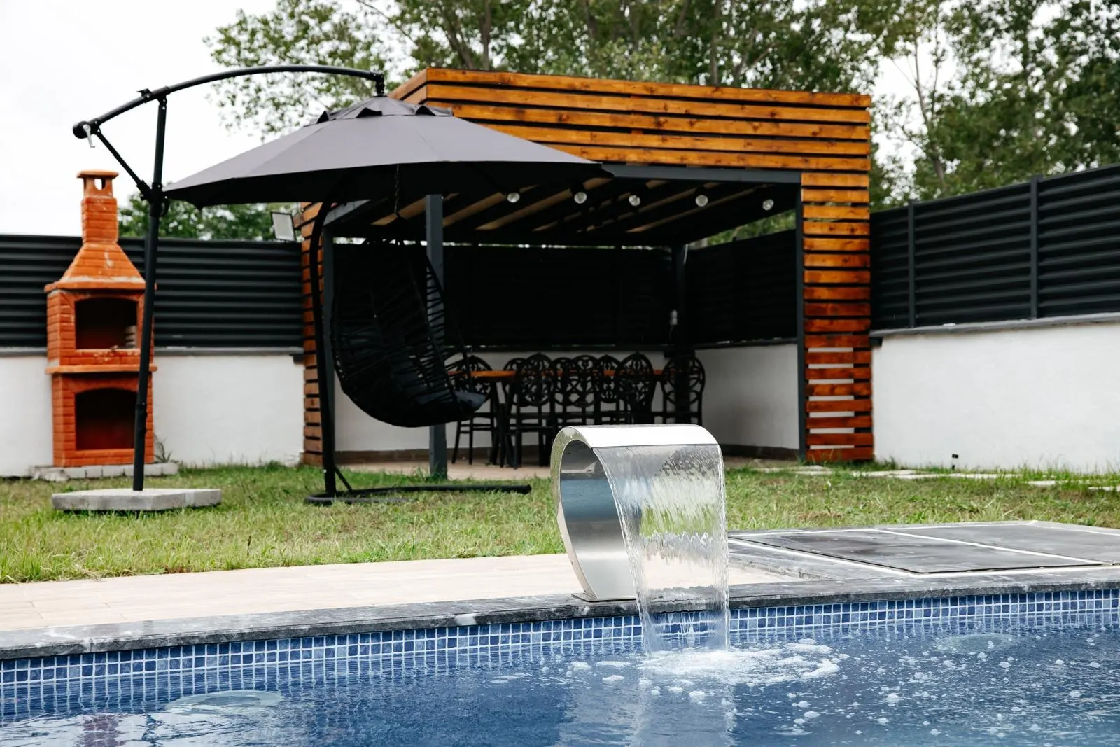 Tuğla mangal ocağı, ahşap pergola ve havuz şelalesi