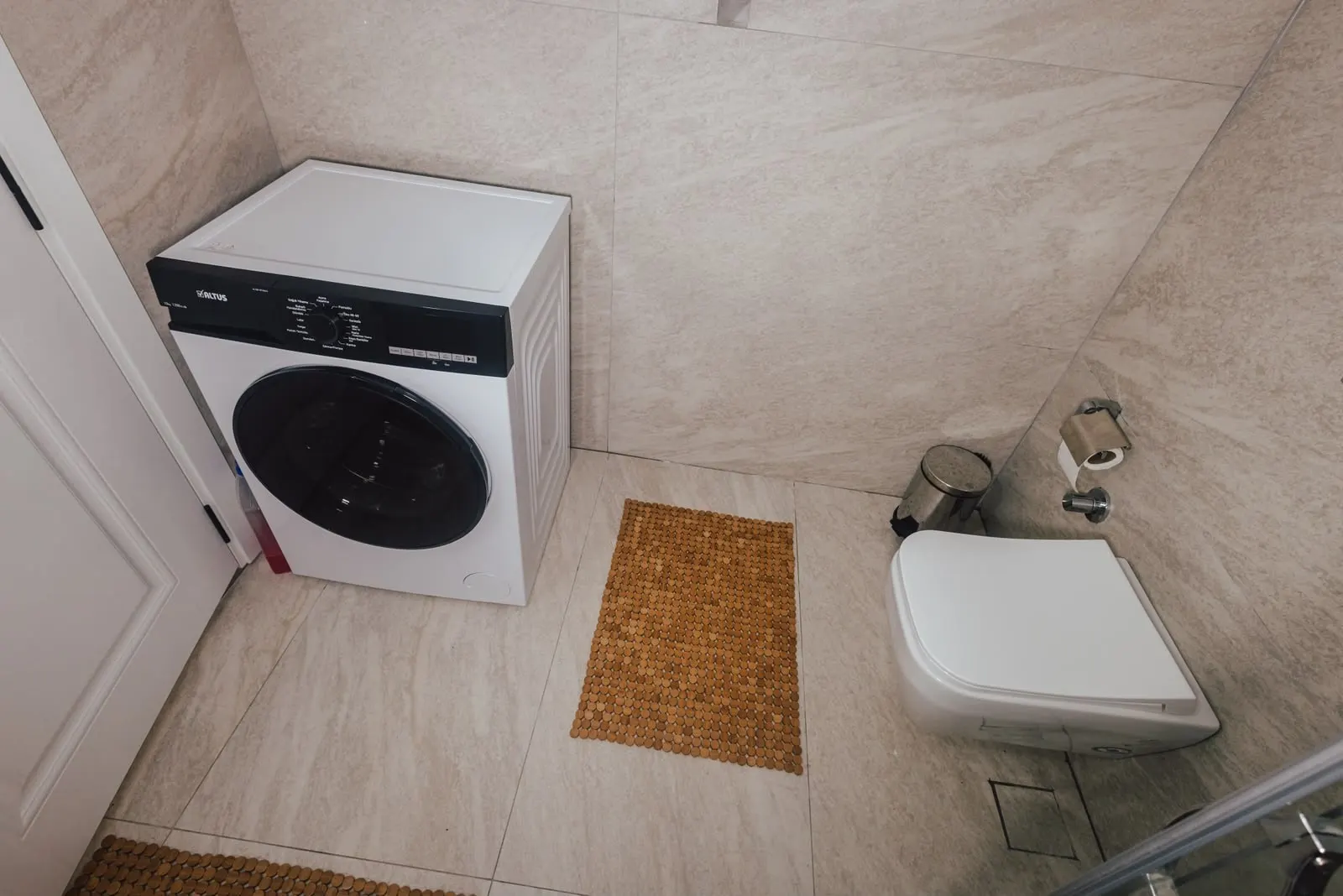 Banyo: çamaşır makinesi ve klozet