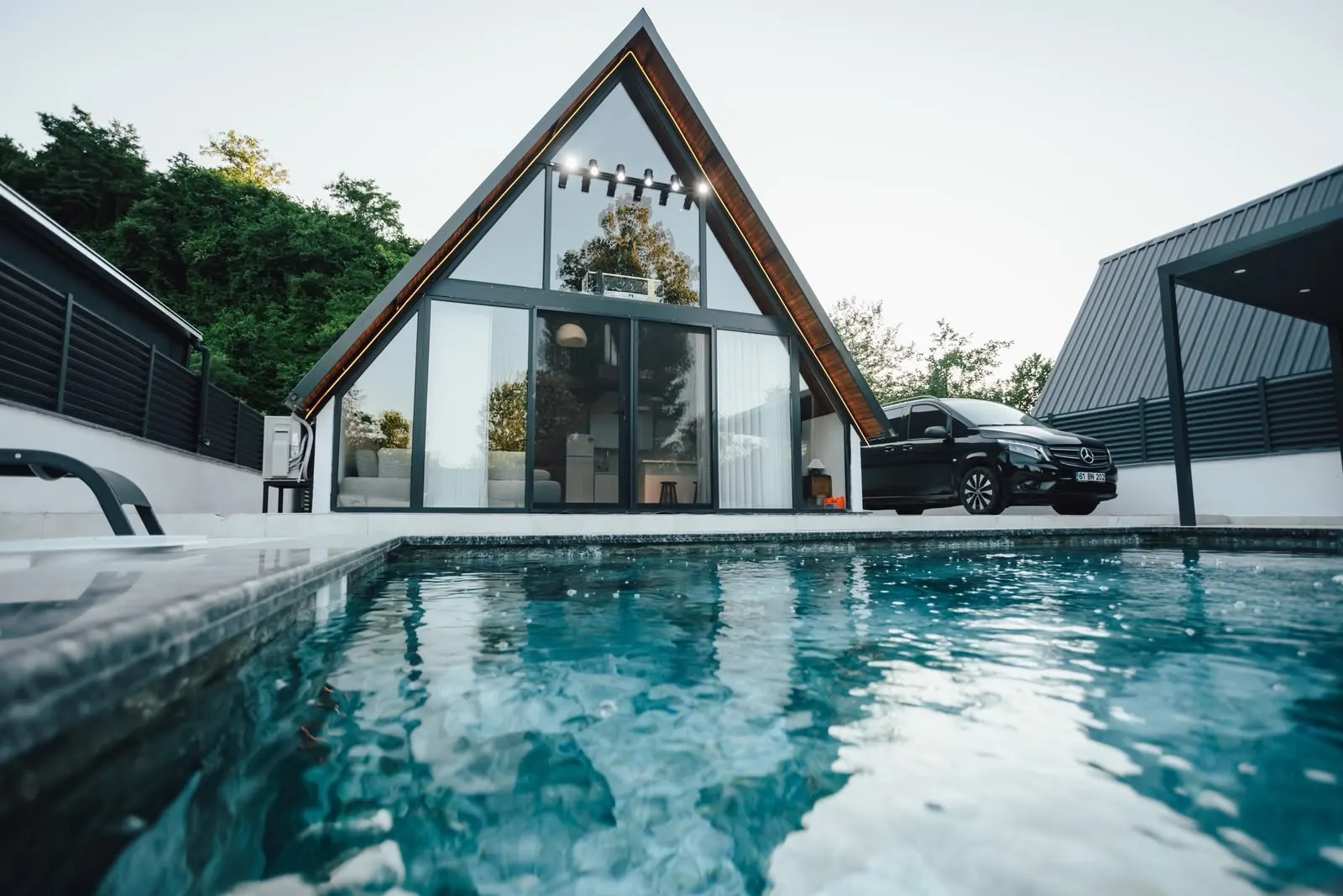 Havuz kenarından Nehir bungalovu