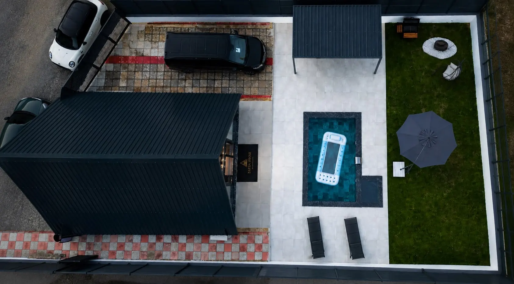 Tepeden bungalov alanı: A-ev, otopark, havuz, pergola, çim bahçe ve ateş çukuru; dört yanı duvarla çevrili